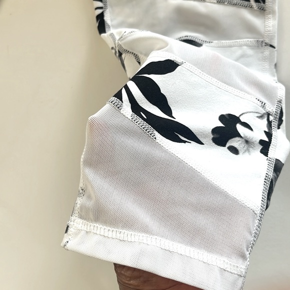 Lululemon women’s black and white floral cropped mesh yoga pants size 6 - Picture 6 of 11